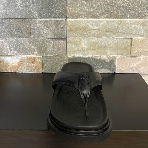 UGG Men's Capitola Leather Flip Flop - Picture 6 of 12